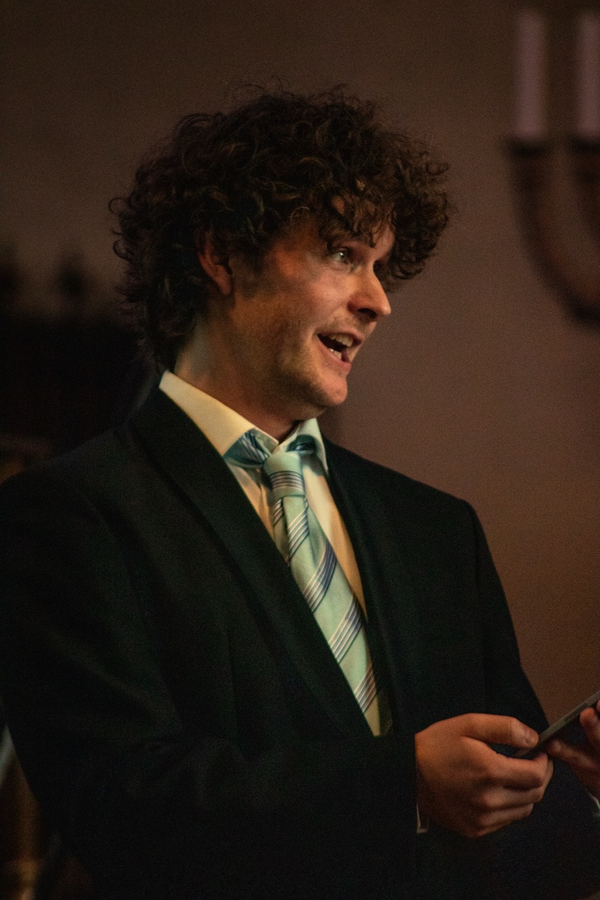 Henrik syngende