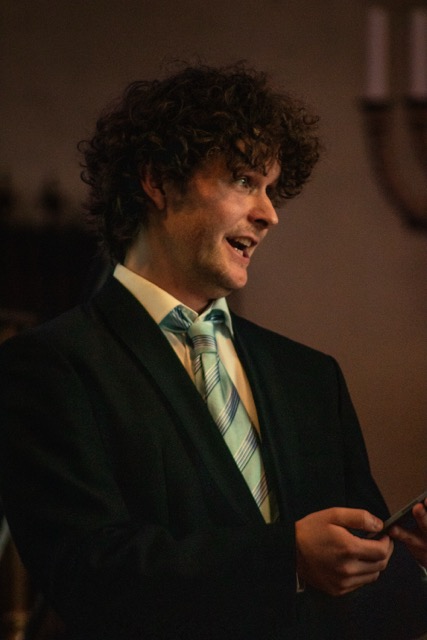 Henrik syngende
